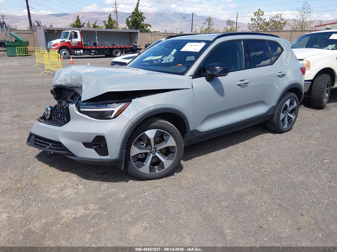 2024 VOLVO XC40 B5 PLUS DARK THEME · 2/11