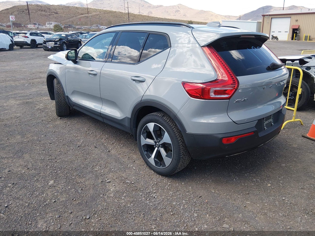2024 VOLVO XC40 B5 PLUS DARK THEME · 3/11