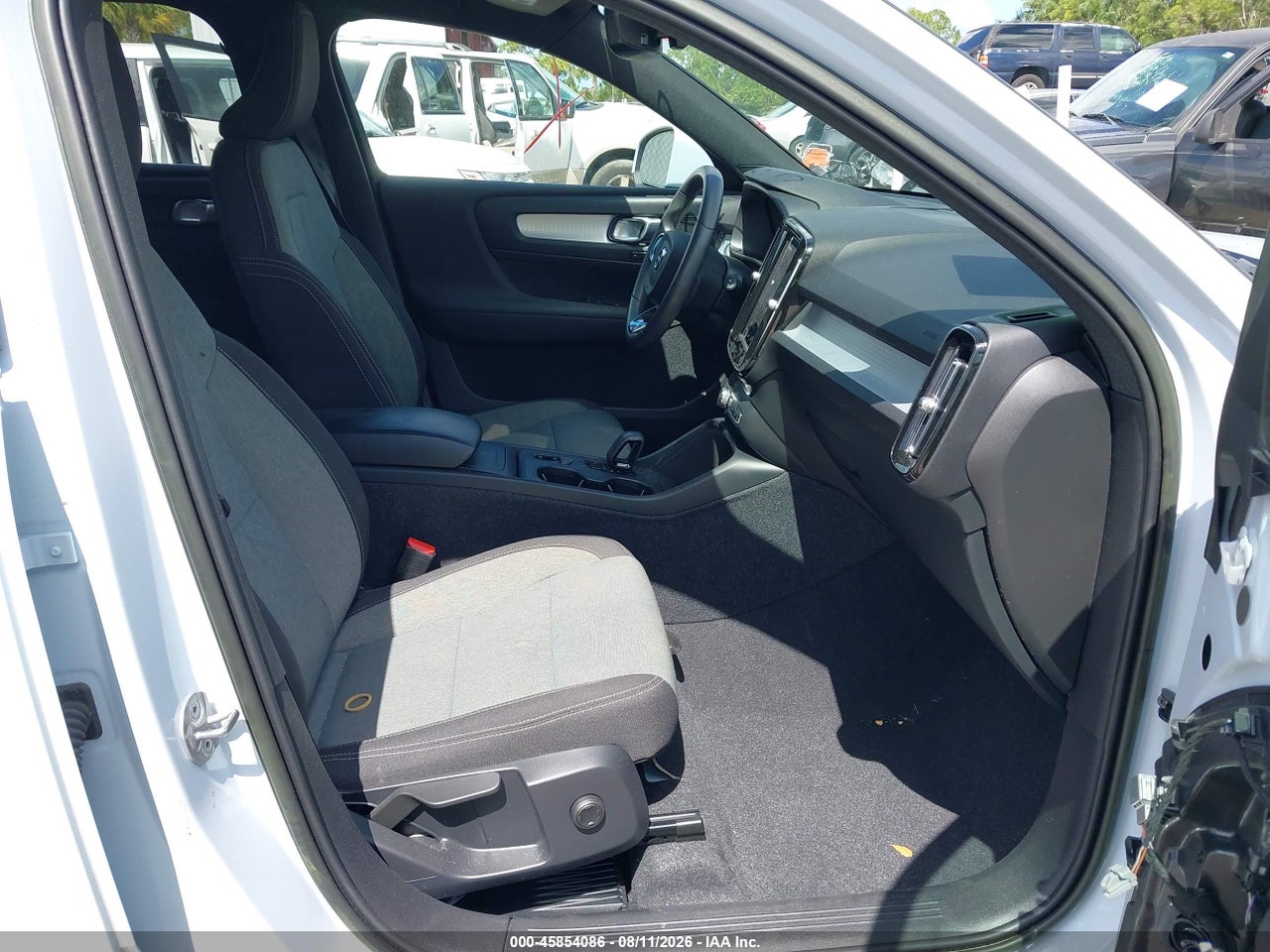 2024 VOLVO XC40 B5 CORE BRIGHT THEME · 5/11