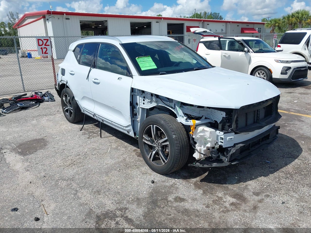 YV4L12UK5R2****** · 2024 VOLVO XC40 B5 CORE BRIGHT THEME