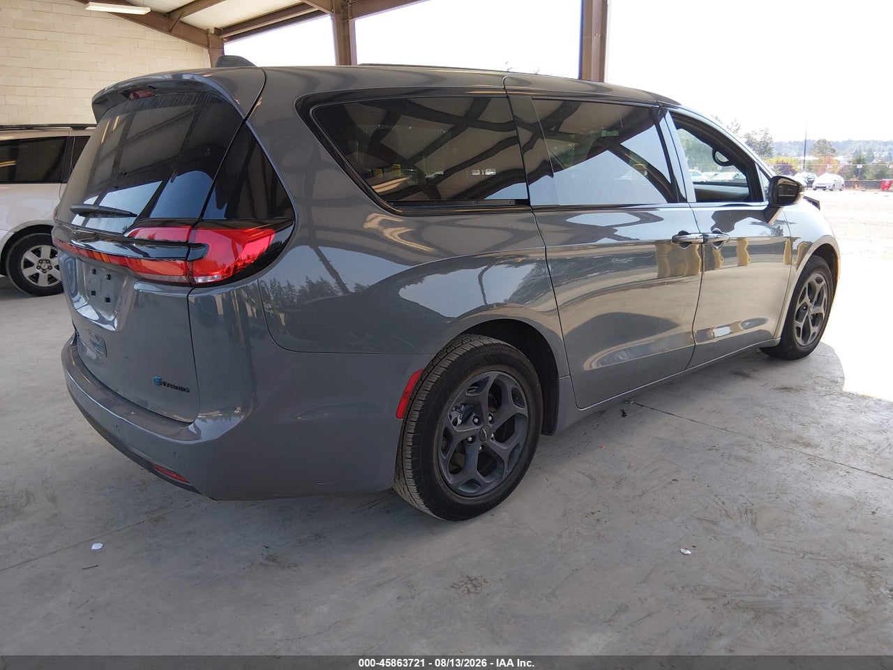 2022 CHRYSLER PACIFICA HYBRID TOURING L · 4/11
