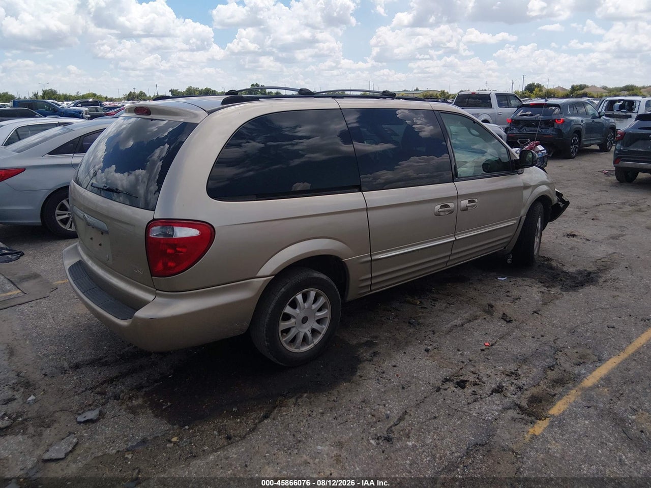 2003 CHRYSLER TOWN &amp; COUNTRY LXI · 4/10