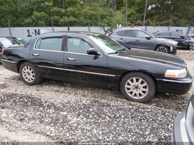 2LNHM82V69X****** · 2009 LINCOLN TOWN CAR SIGNATURE LIMITED