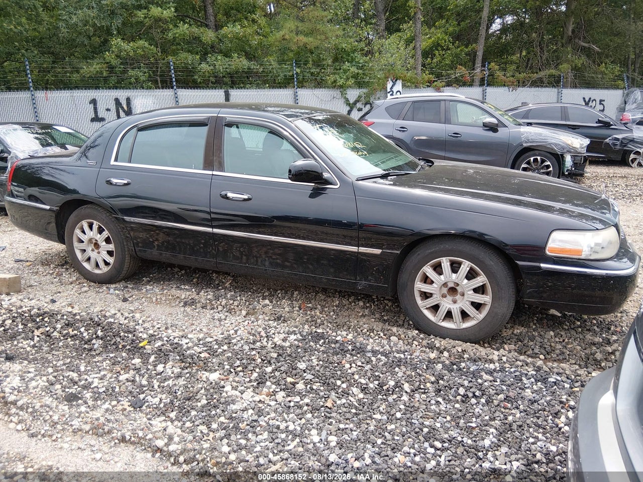 2LNHM82V69X****** · 2009 LINCOLN TOWN CAR SIGNATURE LIMITED