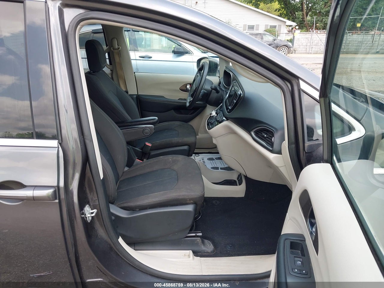 2020 CHRYSLER VOYAGER LX · 5/11