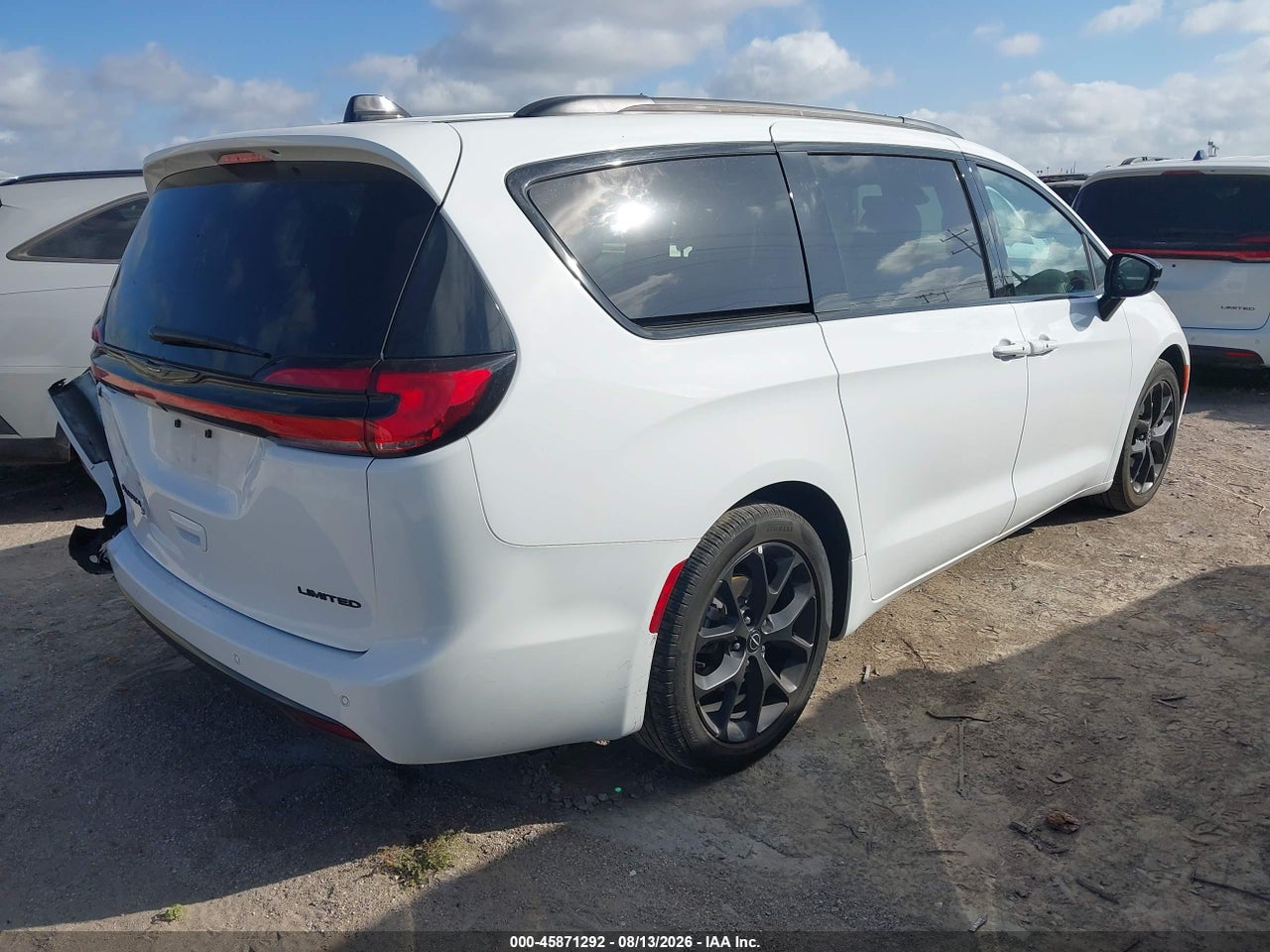 2025 CHRYSLER PACIFICA LIMITED · 4/11