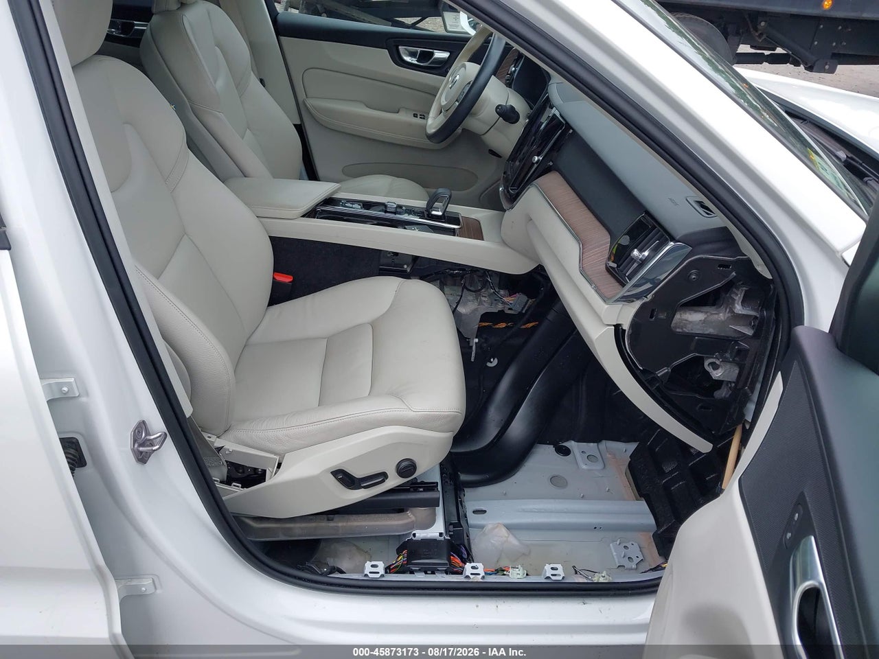 2022 VOLVO XC60 B5 MOMENTUM · 5/11