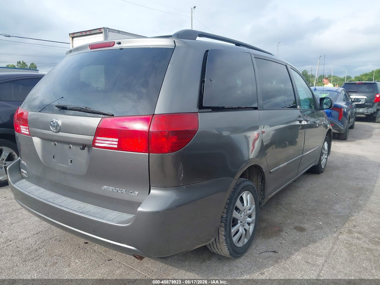 2005 TOYOTA SIENNA LE · 4/11