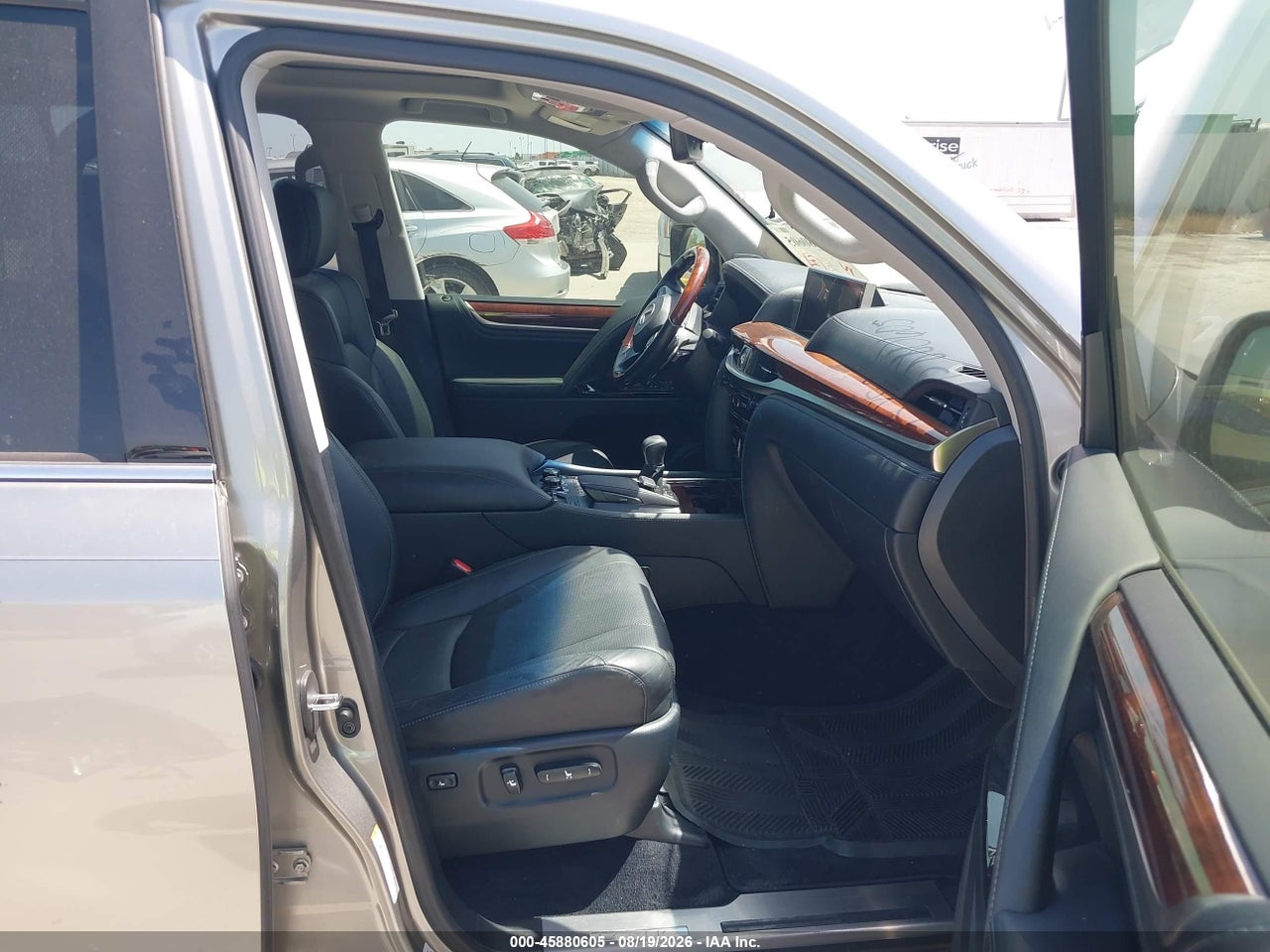 2016 LEXUS LX 570 · 5/11