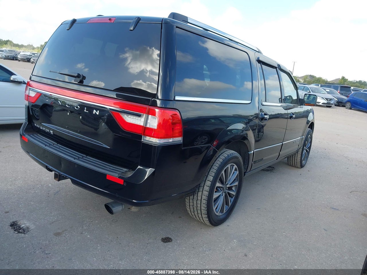 2017 LINCOLN NAVIGATOR L SELECT · 4/11