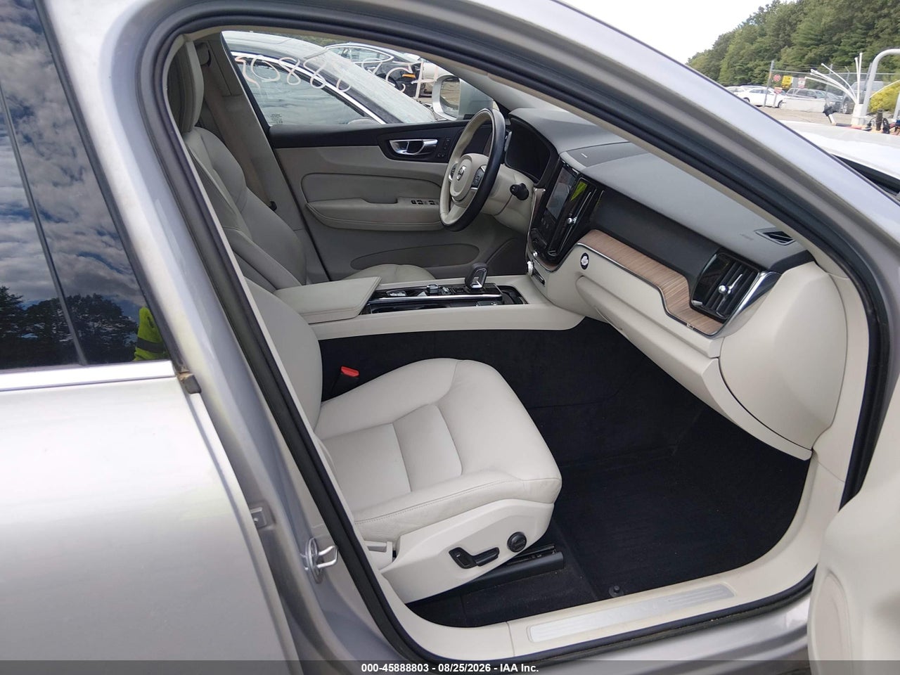 2022 VOLVO XC60 B5 MOMENTUM · 5/11