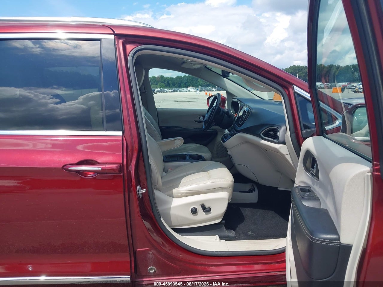 2020 CHRYSLER PACIFICA TOURING L · 5/11