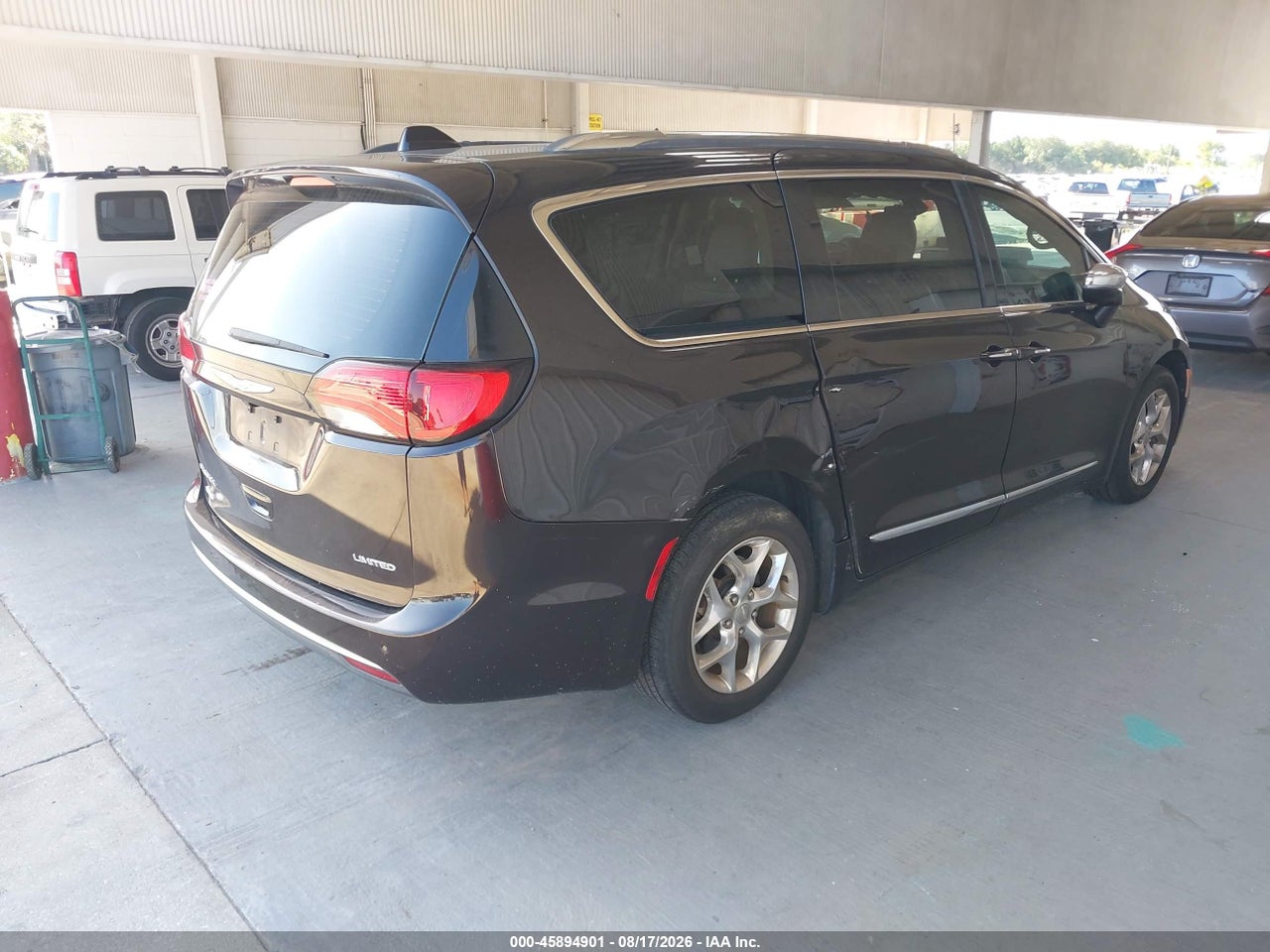 2017 CHRYSLER PACIFICA LIMITED · 4/11