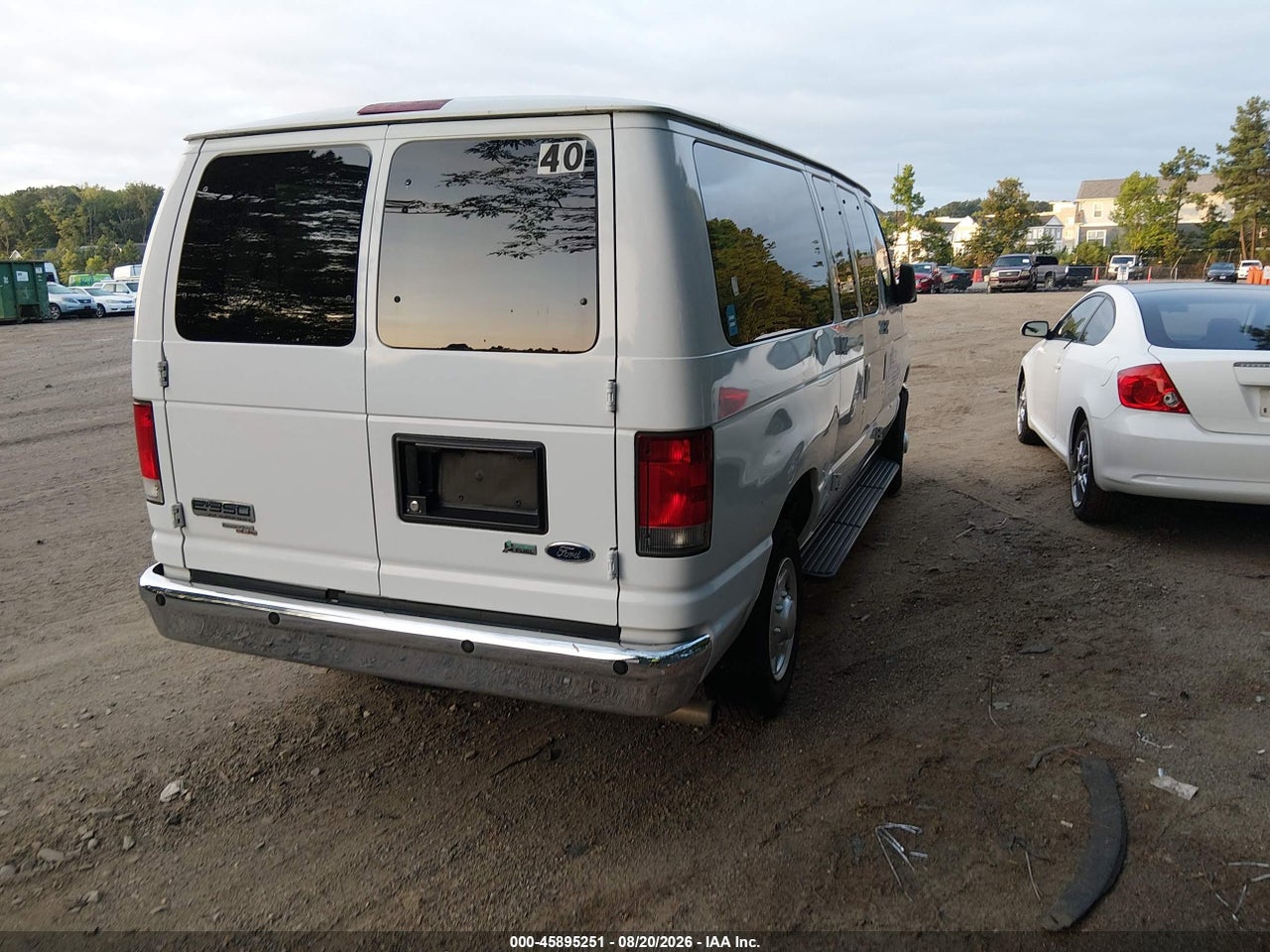 2013 FORD E-350 SUPER DUTY XLT · 4/10