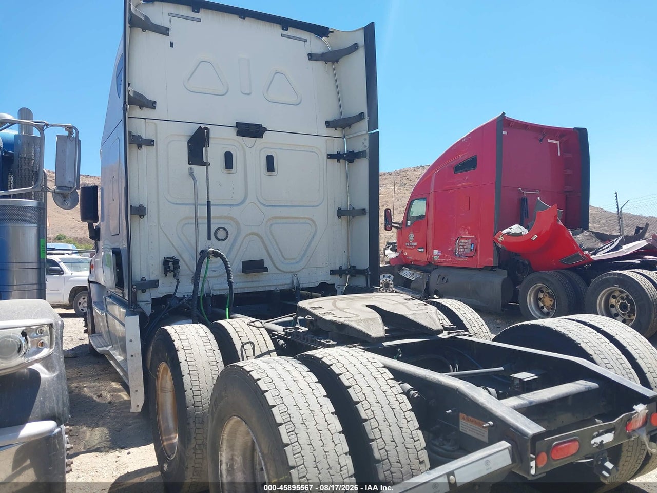 1FUJGLDRXJL****** · 2018 FREIGHTLINER CASCADIA 125   · 3/4