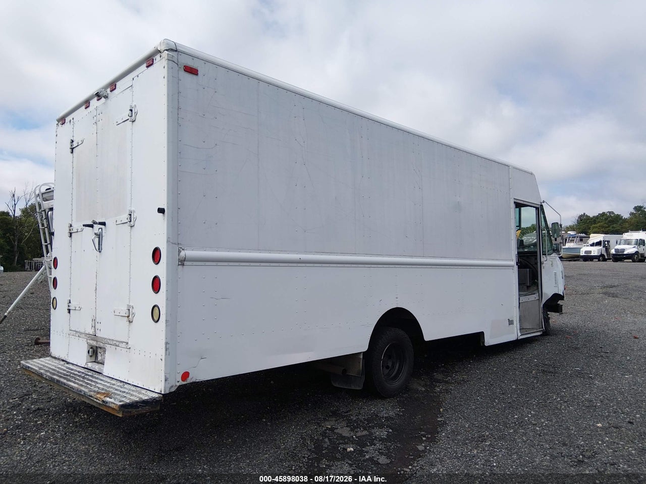 2007 FORD E-350 STRIPPED   · 4/11