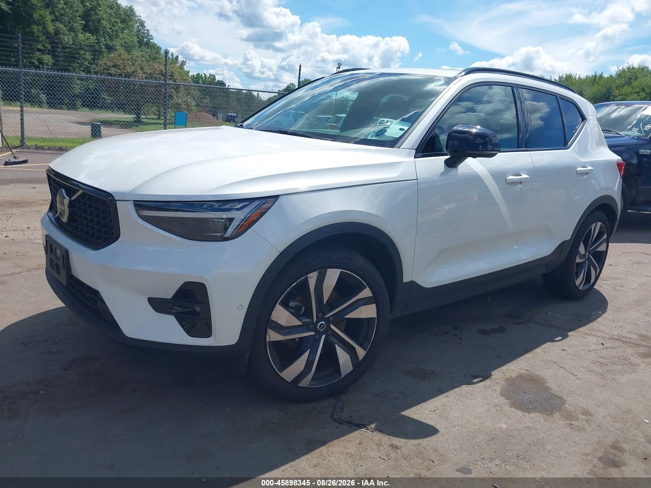 2025 VOLVO XC40 B5 PLUS DARK THEME · 2/11
