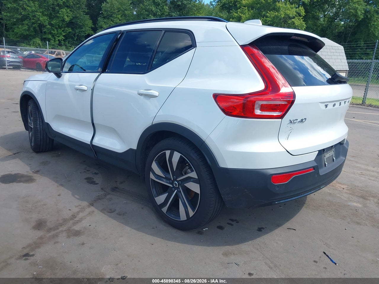 2025 VOLVO XC40 B5 PLUS DARK THEME · 3/11