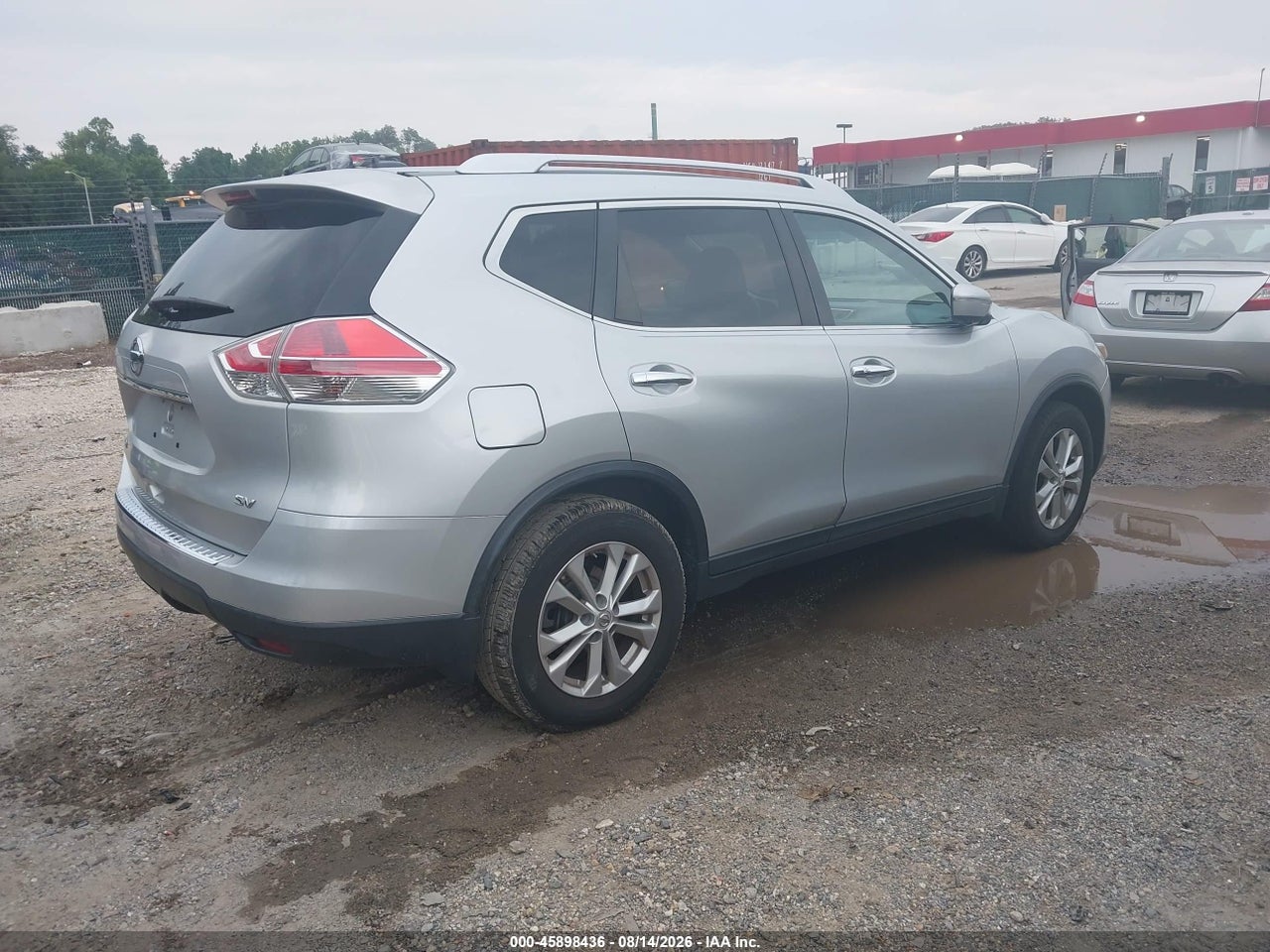2015 NISSAN ROGUE SV · 4/11