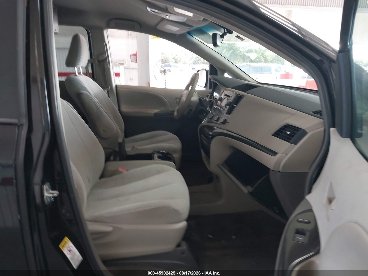 2011 TOYOTA SIENNA LE V6 · 5/11