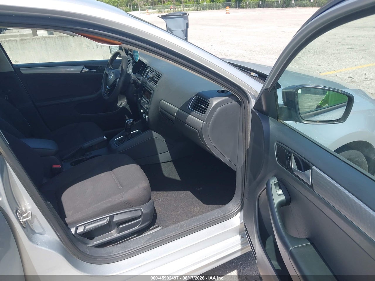 3VWD17AJ1FM****** · 2015 VOLKSWAGEN JETTA 1.8T SE · 5/11