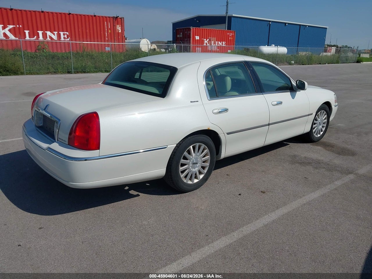 2003 LINCOLN TOWN CAR EXECUTIVE · 4/11