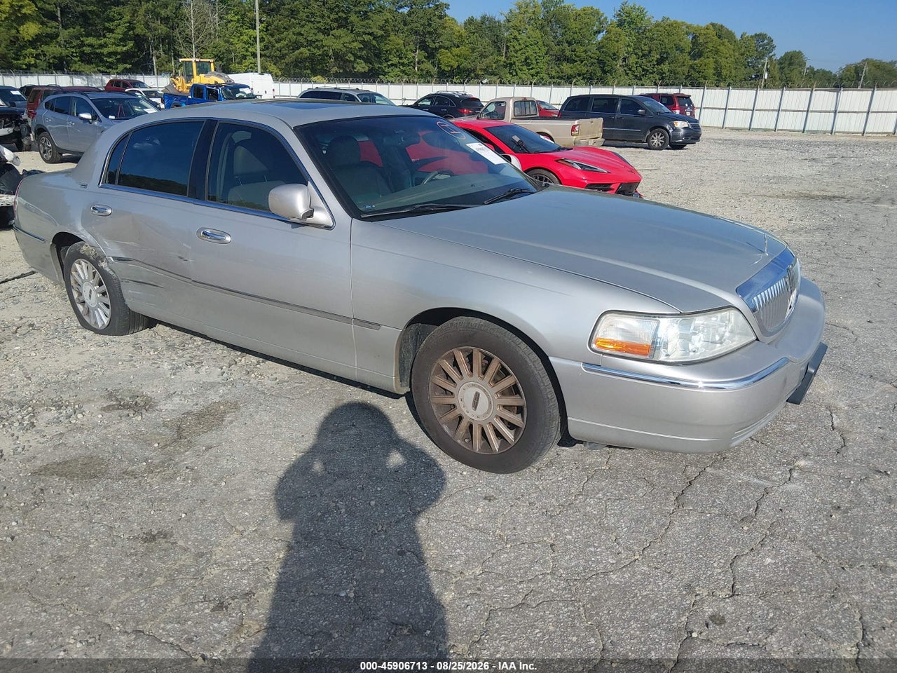 1LNHM82W25Y****** · 2005 LINCOLN TOWN CAR SIGNATURE LIMITED