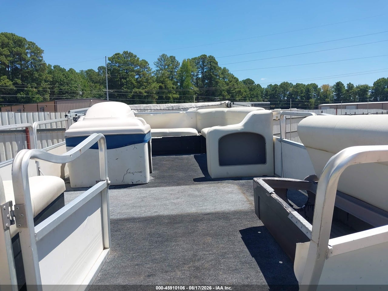 2003 TRACKER PARTY BARGE · 5/10