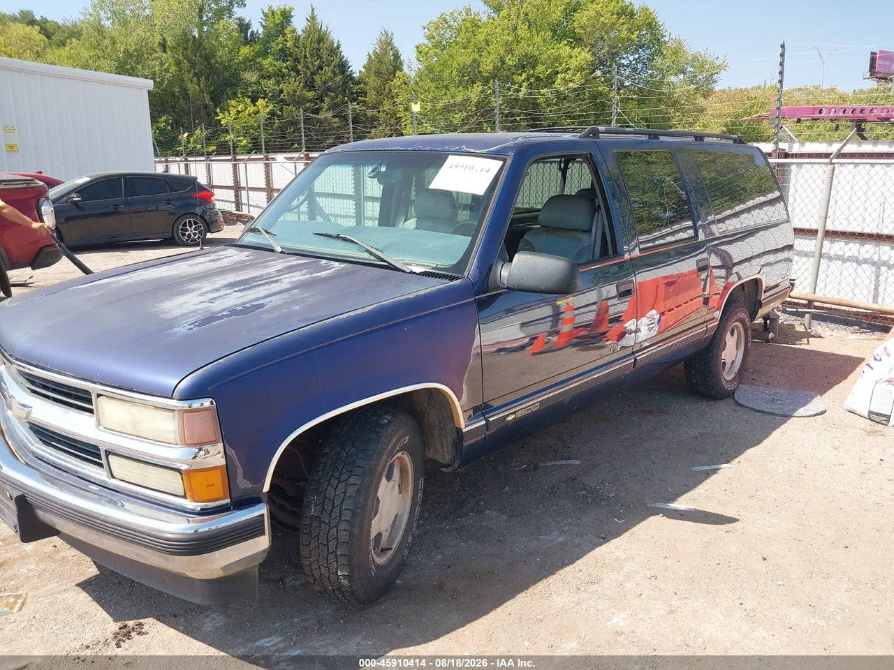 1999 CHEVROLET SUBURBAN LT · 2/11