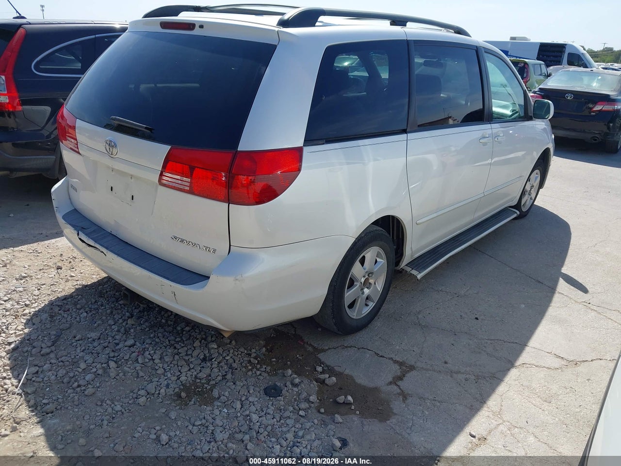 2004 TOYOTA SIENNA XLE · 4/11