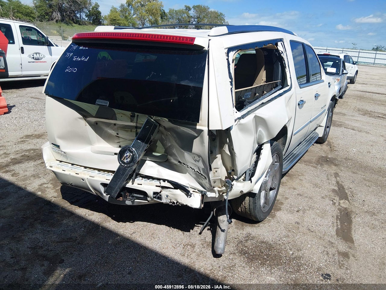 2011 CADILLAC ESCALADE ESV LUXURY · 6/10
