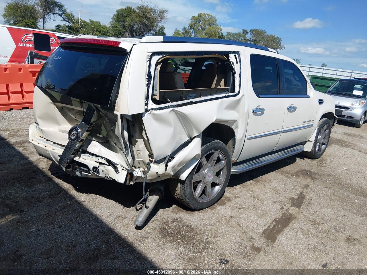 2011 CADILLAC ESCALADE ESV LUXURY · 4/10
