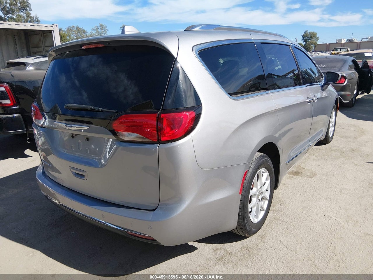 2020 CHRYSLER PACIFICA TOURING L · 4/11