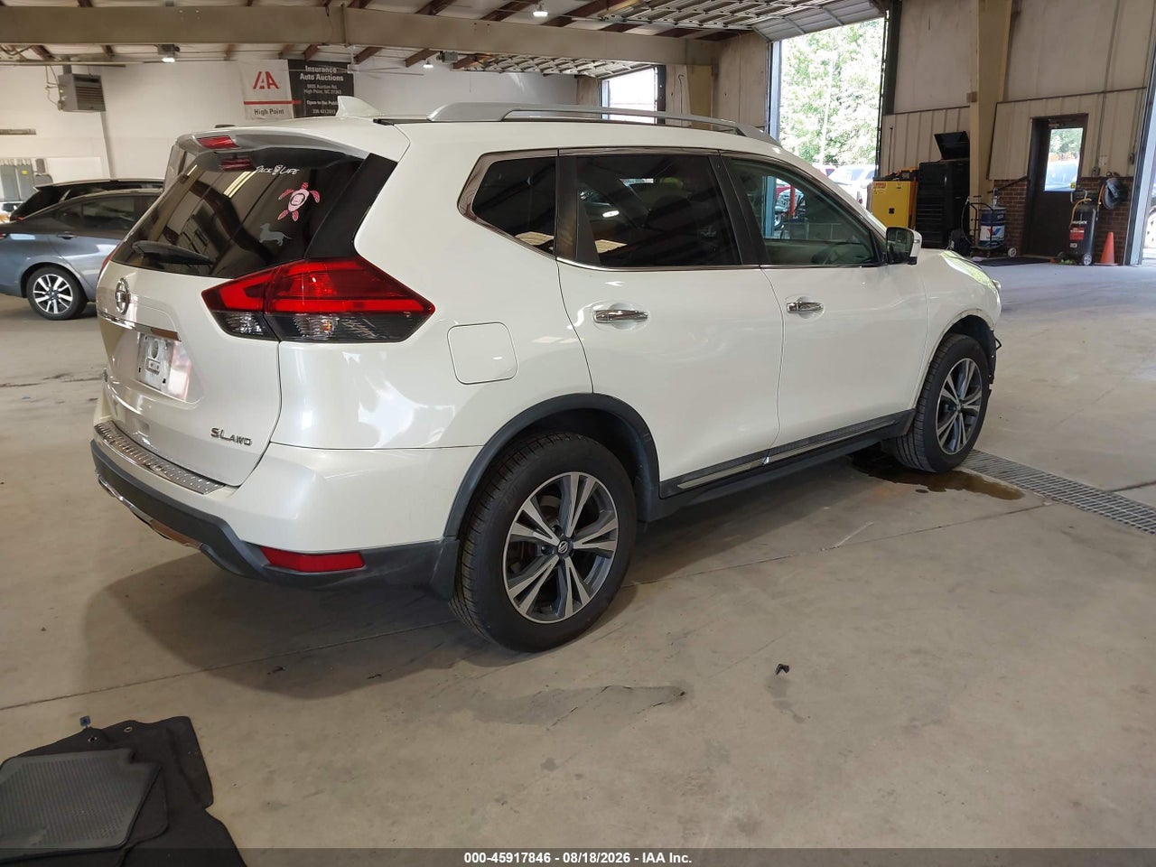 2017 NISSAN ROGUE SL · 4/11