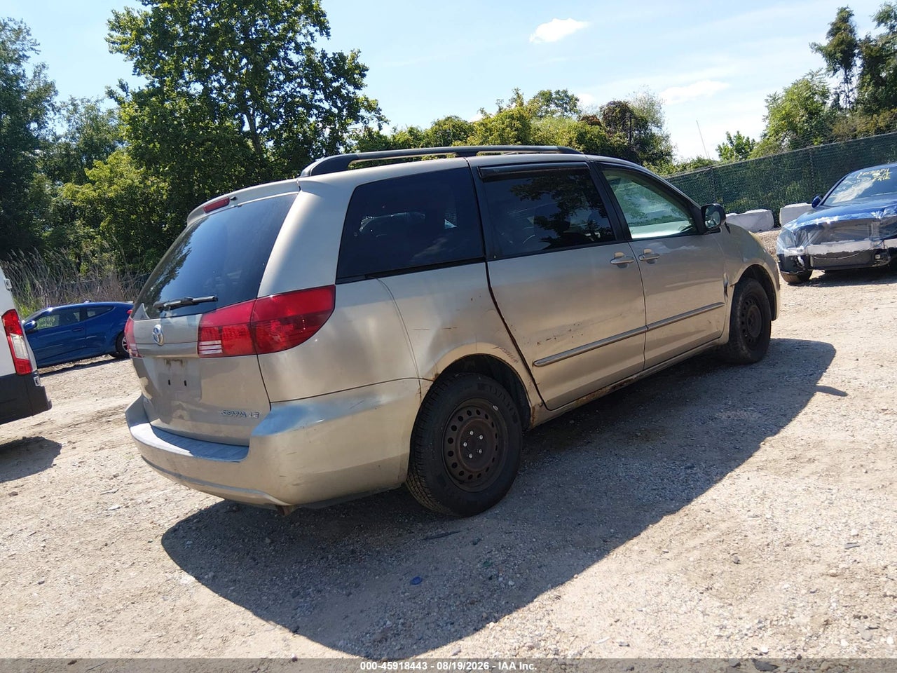 2005 TOYOTA SIENNA LE · 4/11