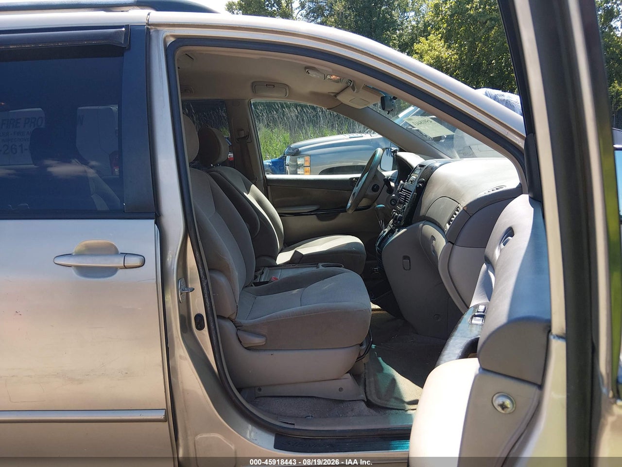2005 TOYOTA SIENNA LE · 5/11