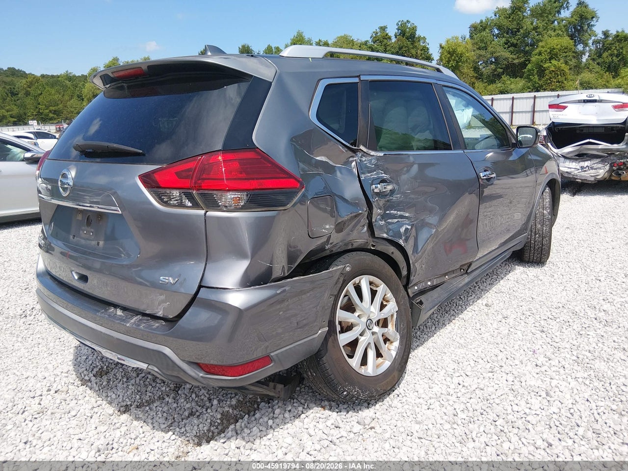 2017 NISSAN ROGUE SV · 4/11