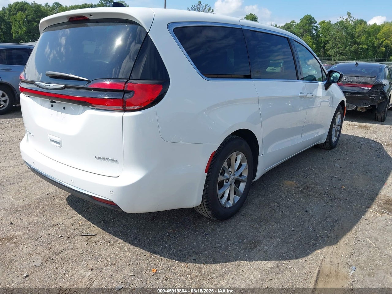 2026 CHRYSLER PACIFICA LIMITED · 4/11