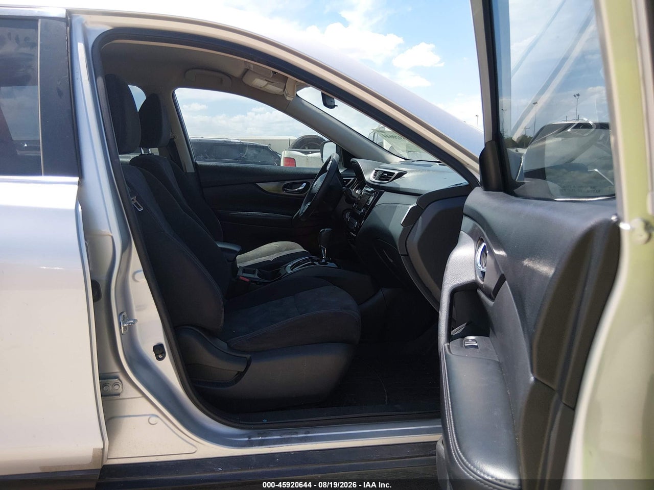 2015 NISSAN ROGUE S · 5/10