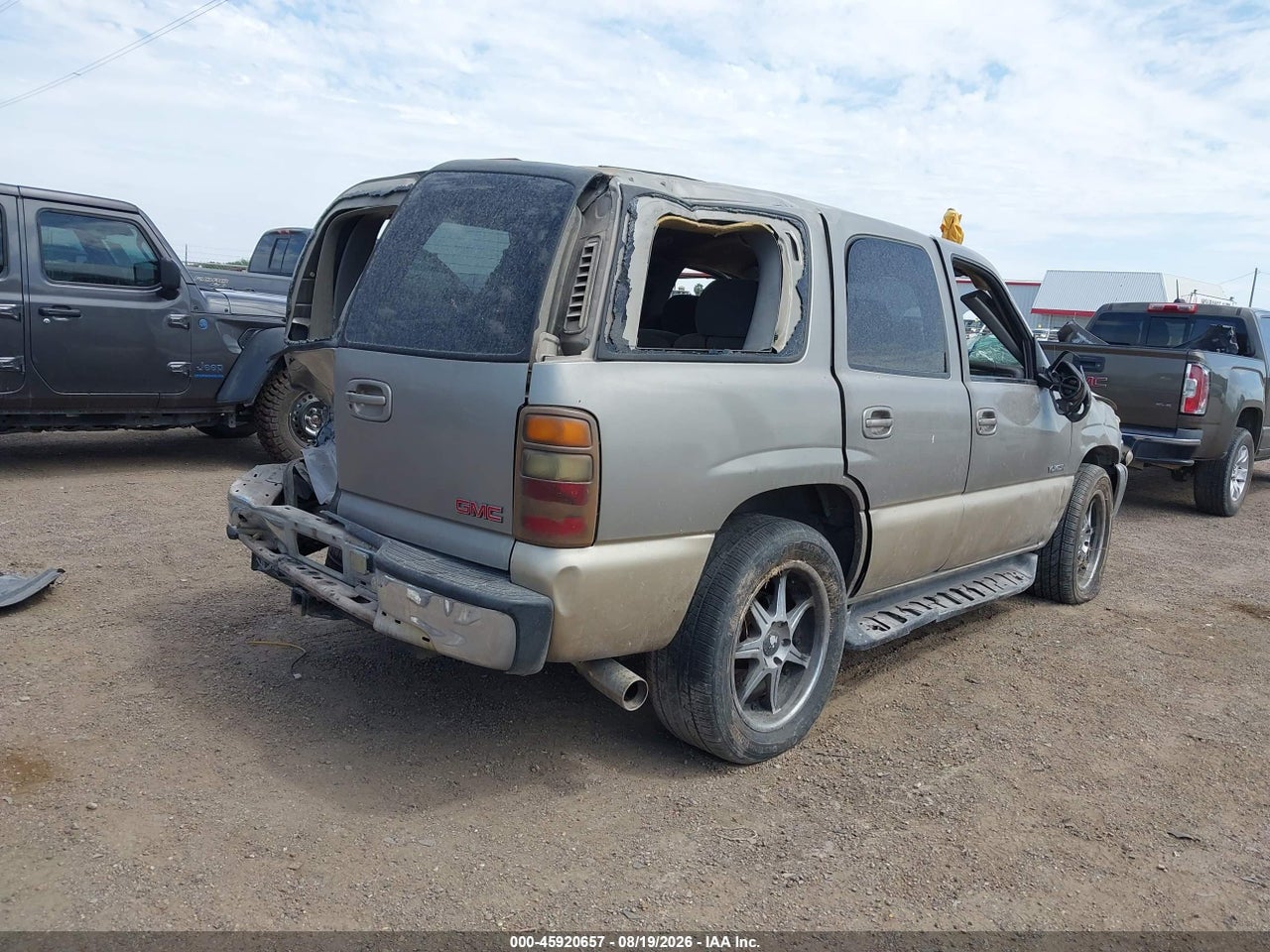 2001 GMC YUKON SLE · 4/10