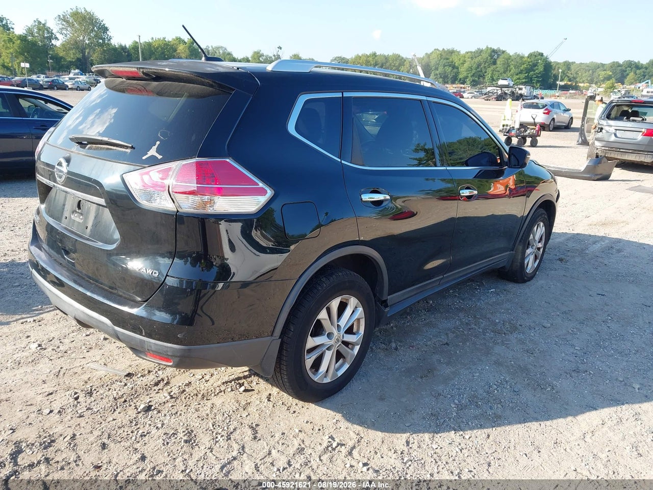 2015 NISSAN ROGUE SV · 4/11