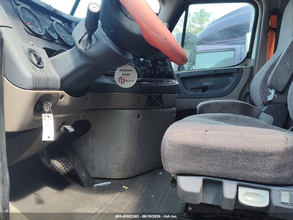 3AKJGLDR9KD****** · 2019 FREIGHTLINER CASCADIA 125   · 6/8
