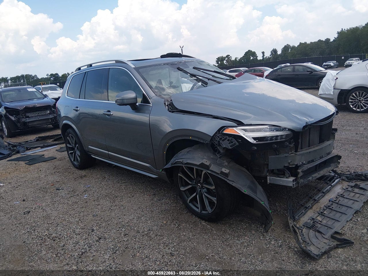 YV4A22PK6G1****** · 2016 VOLVO XC90 T6 MOMENTUM