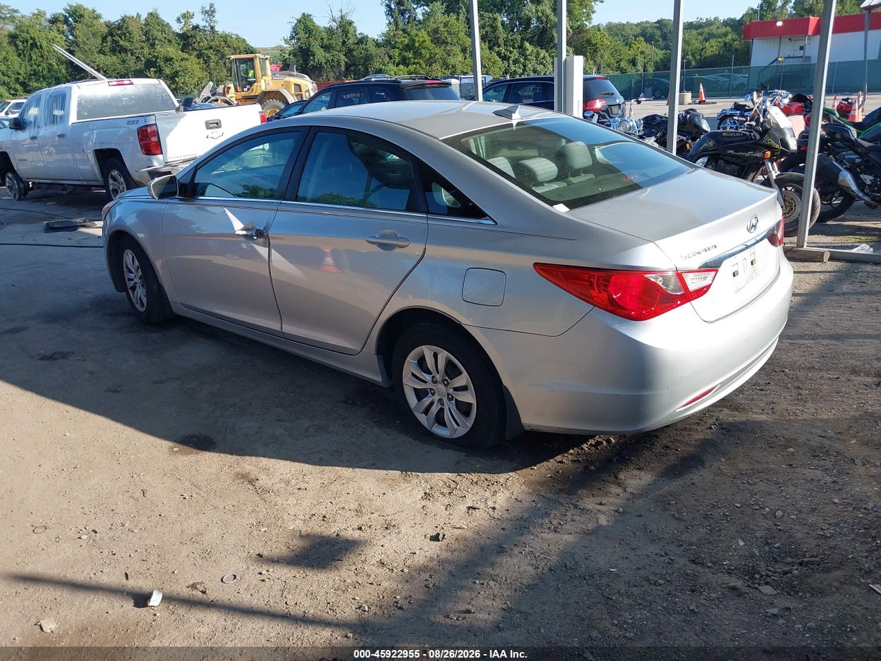 2013 HYUNDAI SONATA GLS · 3/10