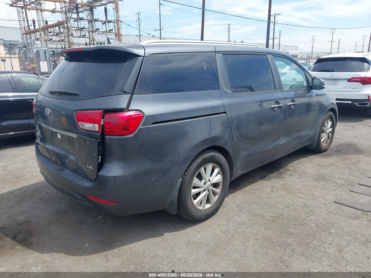 2017 KIA SEDONA LX · 4/10