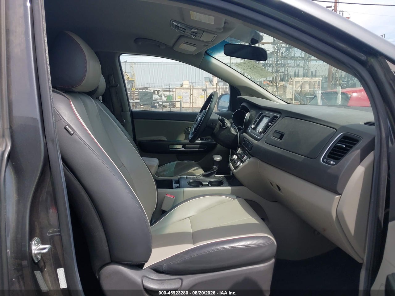 2017 KIA SEDONA LX · 5/10