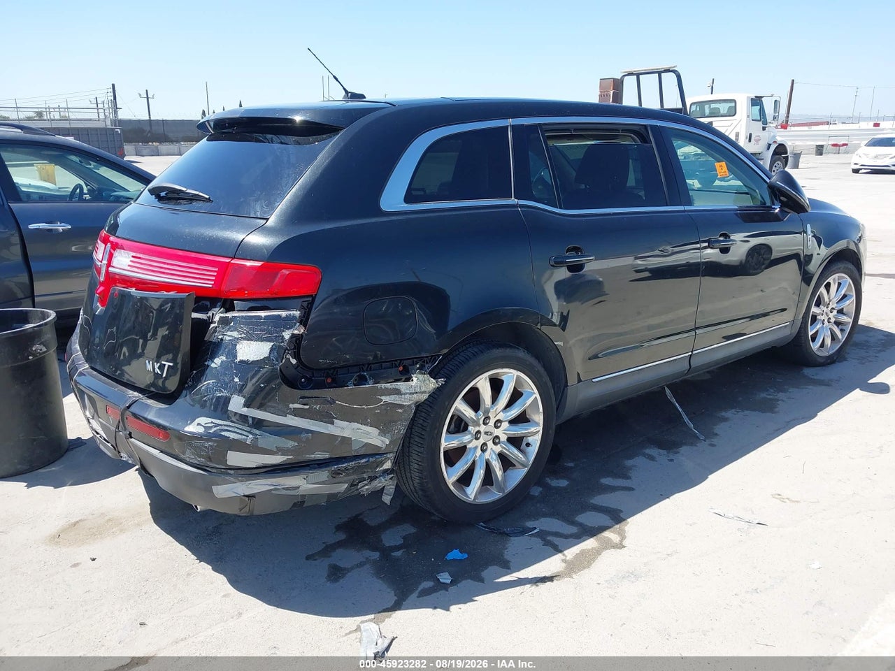 2010 LINCOLN MKT · 4/11
