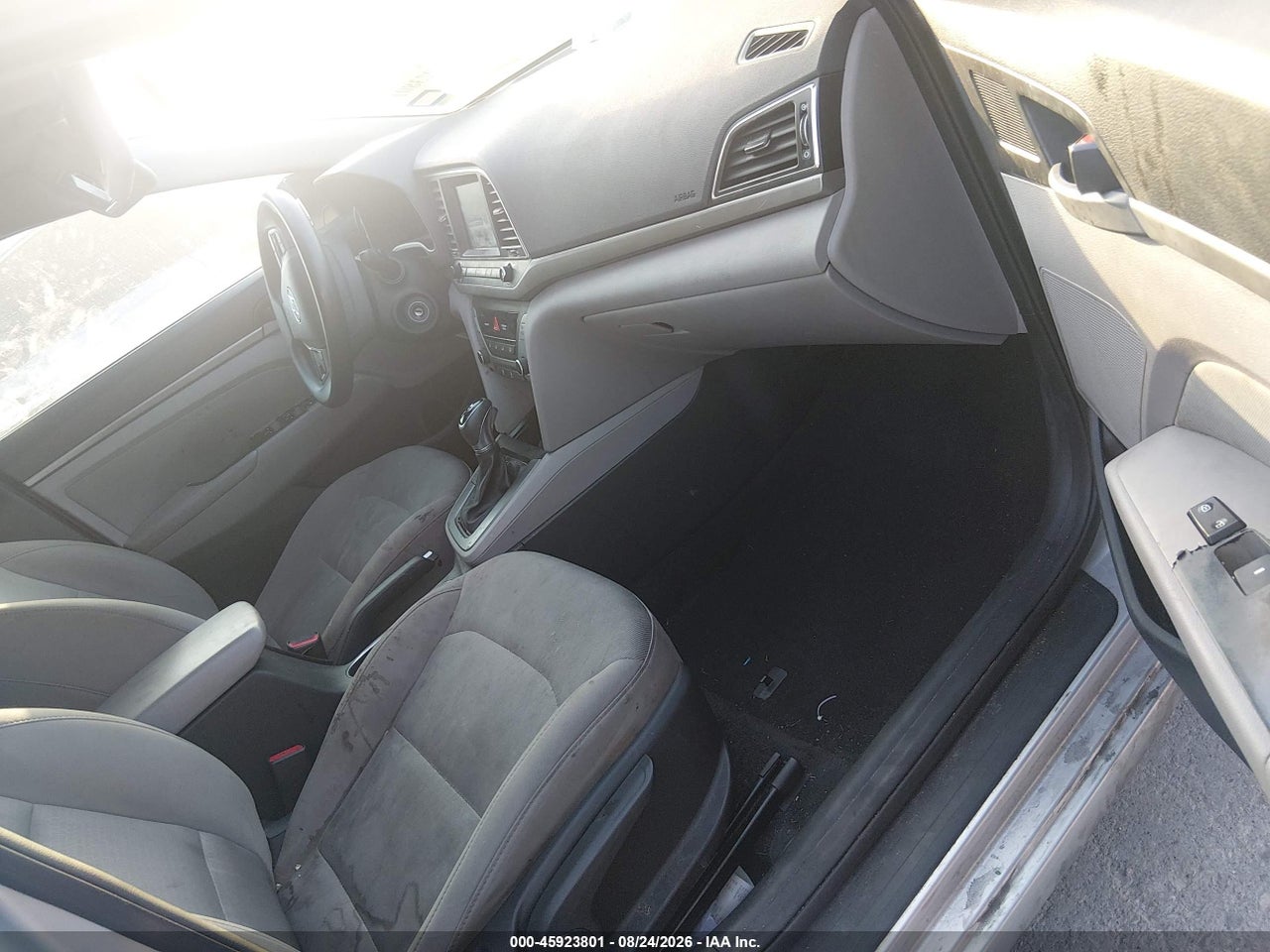 2017 HYUNDAI ELANTRA SE · 5/10