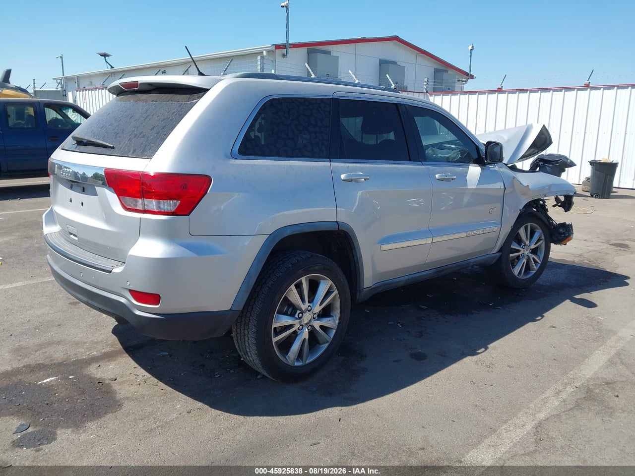 2011 JEEP GRAND CHEROKEE LAREDO · 4/10