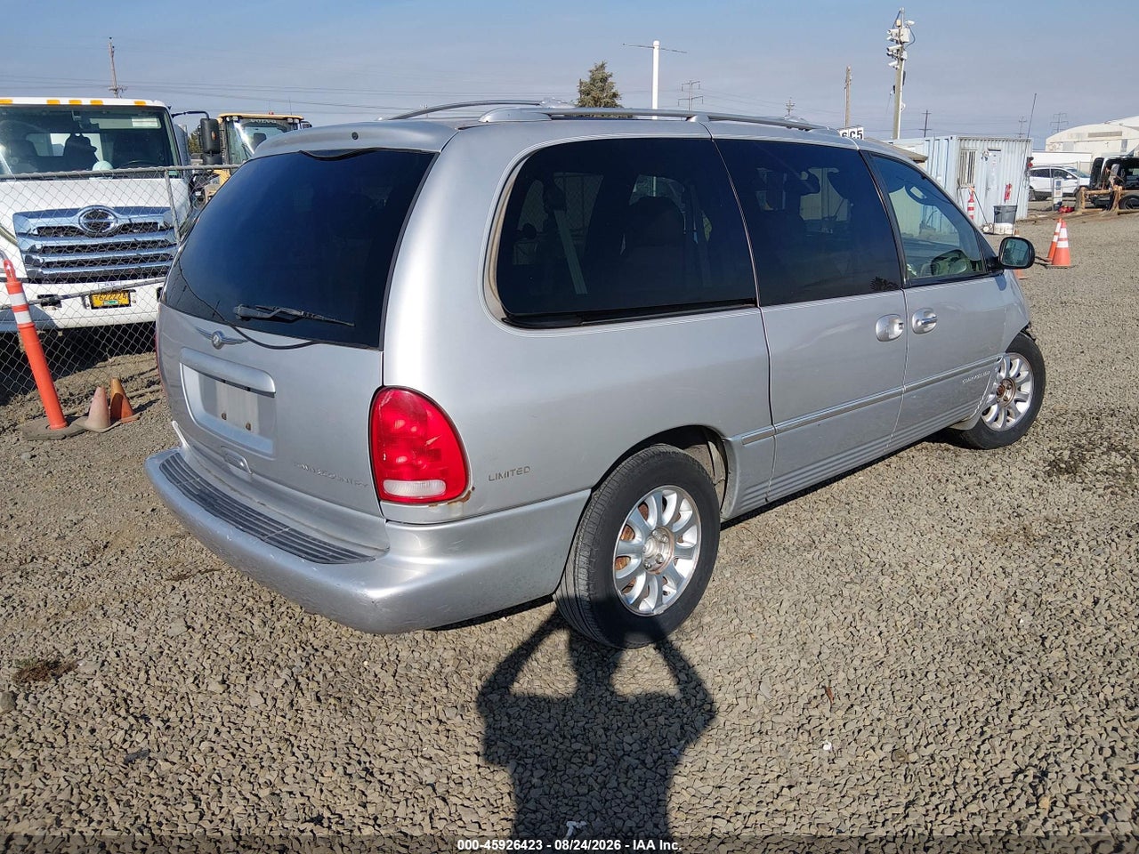2000 CHRYSLER TOWN &amp; COUNTRY LIMITED · 4/10